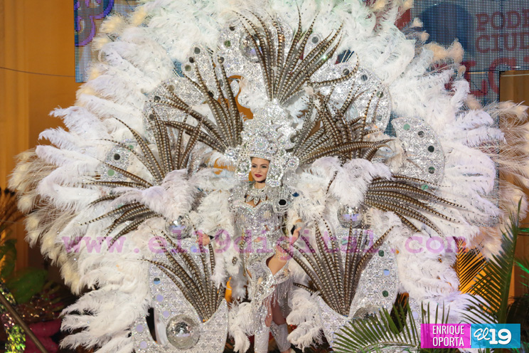Candidatas a Reina del Carnaval desfilan en traje de fantas&iacute;a